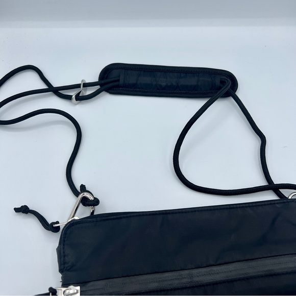 Lululemon Black Patch Logo Crossbody Bag 2.5L Convertible Length Strap - Picture 5 of 10